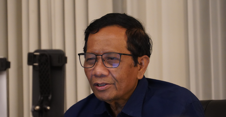 Cawapres nomor urut 3 Mahfud MD saat live TikTok dan Instagram. Foto: Istimewa