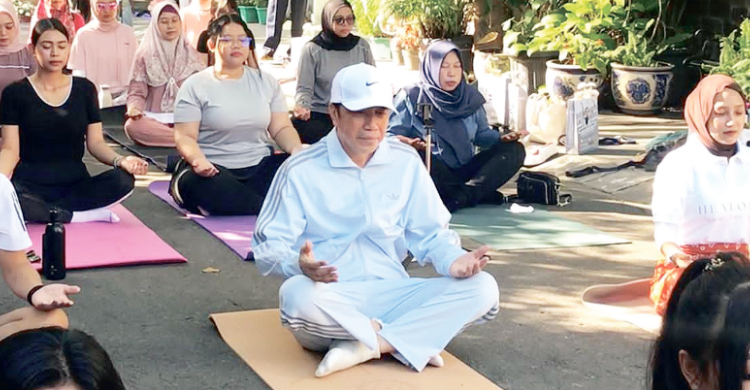 Malam Nonton Bola, Pagi Yoga Jokowi Siap-siap Keliling Indonesia