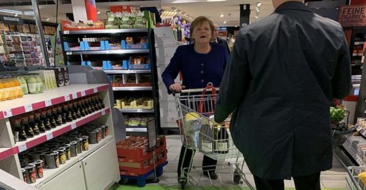 Mantan Kanselir Jerman Angela Merkel Dicopet Saat Berbelanja - Hal.2
