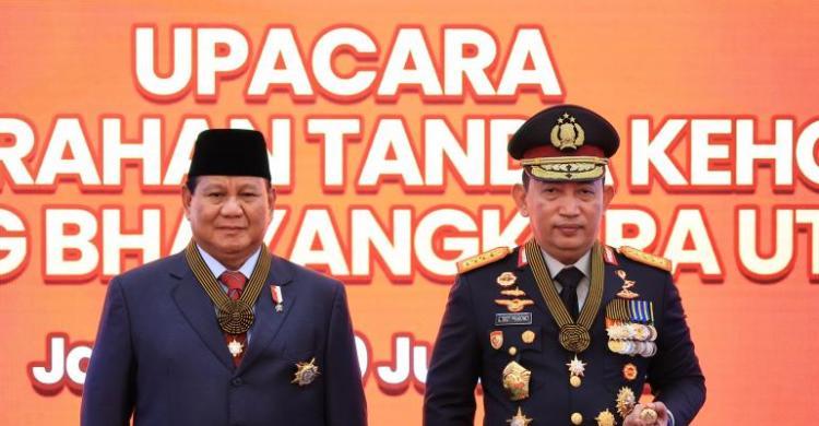 Menhan Prabowo Terima Tanda Kehormatan Bintang Bhayangkara Utama Polri