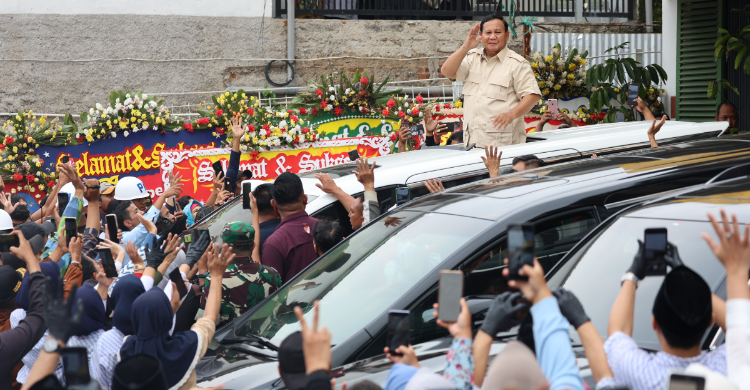 Momen Prabowo Mampir Makan Baso Di Cimahi Nyanyi Bareng Dan Disambut