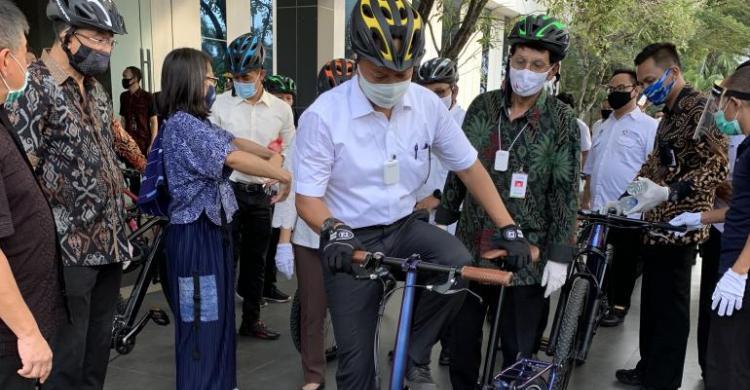 Nyoba Sepeda Lipat United, Menperin: Rasanya Lebih Enak Dari Brompton