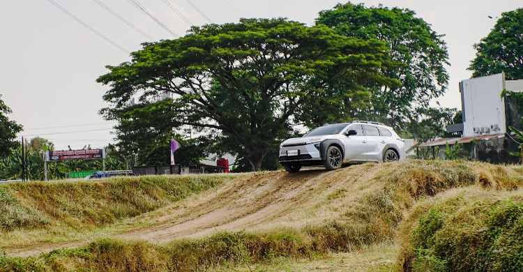 Off-Road Dengan Mobil Listrik bZ4X Touring, Senyap Tapi Tetap Menantang