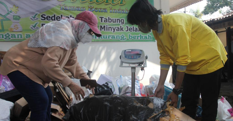 Aktivitas Bank Sampah di Jakarta. (Foto: Putu Wahyu Rama/RM)