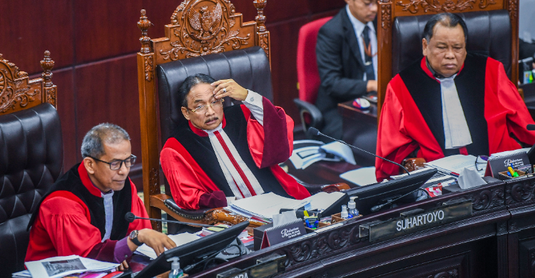 Ketua Mahkamah Konstitusi (MK) Suhartoyo (tengah) didampingi Hakim Konstitusi Saldi Isra (kiri) dan Arief Hidayat (kanan) memimpin sidang lanjutan sengketa hasil Pemilihan Presiden (Pilpres) 2024 di Mahkamah Konstitusi (MK), Jakarta, Senin (1/4/2024). (Foto: Antara Foto/Galih Pradipta/nym)