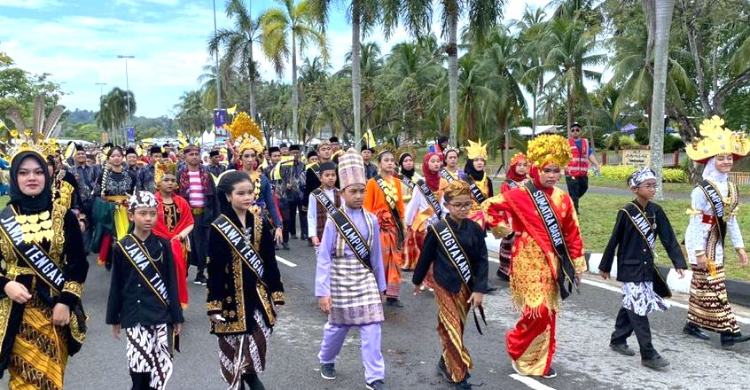 Parade baju adat nusantara ikut meramaikan parade peringatan Hari Kebangsaan ke-40 Negara Brunei Darussalam yang berlangsung di Stadium Negara Hassanal Bolkiah, Bandar Seri Begawan, Sabtu (24/2/2024). (Foto: Ist)
