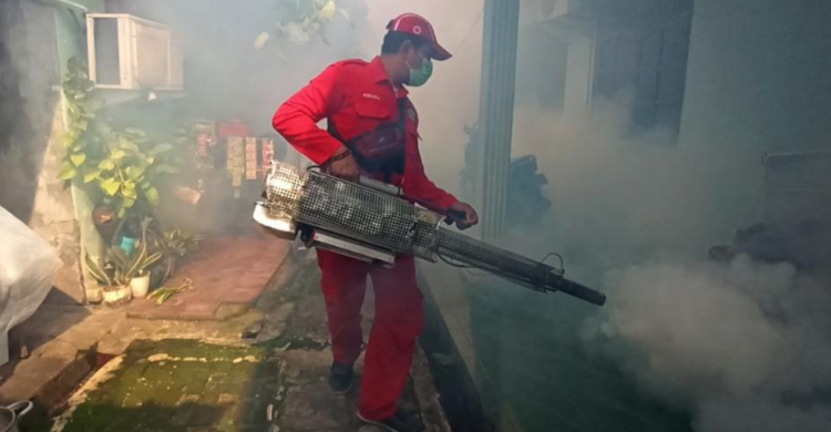 Seorang petugas Puskesmas DKI melakukan fogging atau pengasapan untuk membasmi nyamuk aedes aegypti, nyamuk penyebab penyakit demam berdarah dengue (DBD).(Foto: Rizki Syahputra/RM)