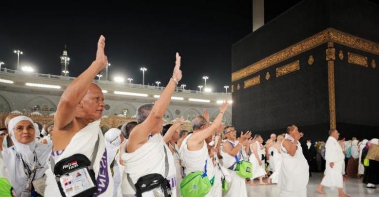 https://rm.id/files/konten/berita/pertama-kali-lihat-kabah-jemaah-sujud-syukur-mimpi-itu-jadi-kenyataan_265436.jpg