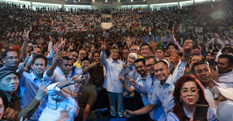 Capres nomor urut 2, Prabowo Subianto (tengah) menghadiri Konsolidasi Relawan Prabowo-Gibran Provinsi Riau, di Gelanggang Remaja Pekanbaru, Selasa (9/1). (Foto: Istimewa)