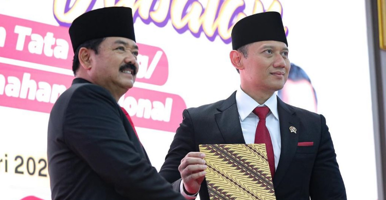 Menteri ATR/BPN Agus Harimurti Yudhoyono (kanan), saat serah terima jabatan dengan Hadi Tjahjanto di Kantor Kementerian ATR/BPN, Jakarta, Rabu (21/2/2024). (Foto: Instagram)