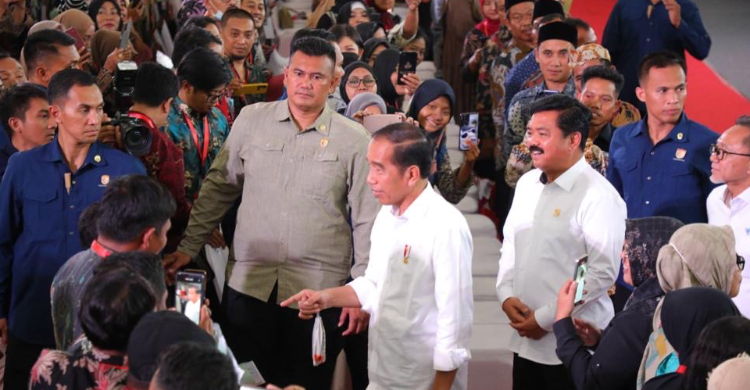 Presiden Jokowi Serahkan 4 Ribu Sertipikat Hasil PTSL 2023 Di Jawa Timur