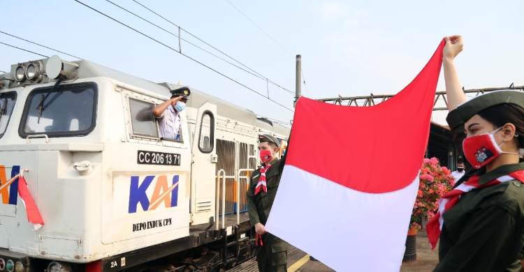 Pt Kai Dan Penumpang Gelar Upacara Hut Ri Ke 76 Di Dalam Kereta Dan Stasiun