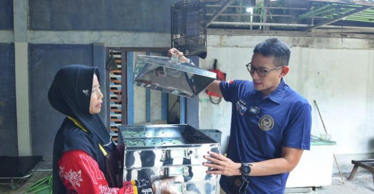 Sandiaga Tenteng Klakat Bantu Tingkatkan Produksi Olahan Semangka Di Siak