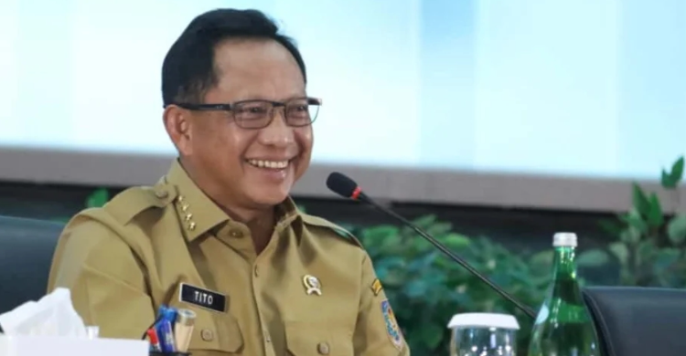 Kreslo yonida shaxsiy yalangoch it uslubi