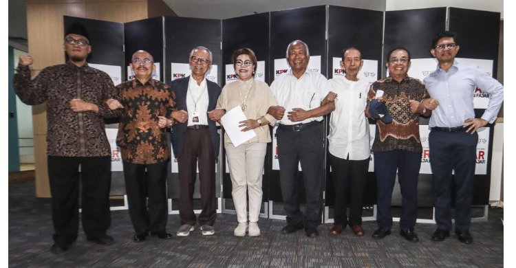 Dari kiri, mantan pimpinan Komisi Pemberantasan Korupsi KPK Mohammad Jassin, Mas Achmad Santosa, Erry Riyana Hardjapamekas, Basaria Panjaitan, Taufiequrachman Ruki, Zulkarnain, Waluyo, dan Laode M Syarif memberikan keterangan pers di Gedung ACLC KPK, Jakarta, (Senin 5/2/2024). (Foto: Dwi Pambudo/Rakyat Merdeka)