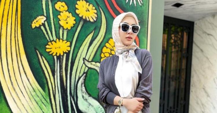 Yosh onalarning etaklari ostida Mushuklardan porno