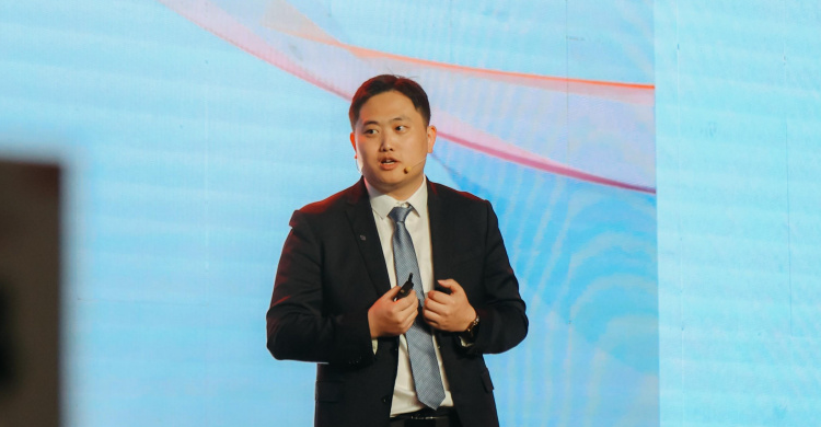 Evan Tang TCL Luncurkan AC Gentle Cool Pro Series