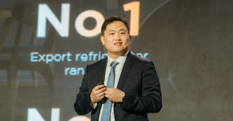 Evan Tang TCL Luncurkan TV Premium QD-Mini LED Q6C Di Platform Online