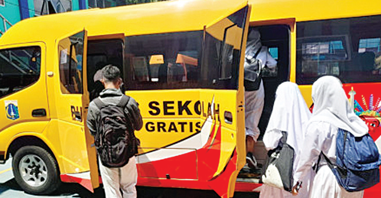 Pelajar Diajak Naik Bus Sekolah Gratis