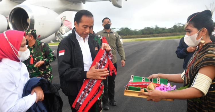 Tiba di Kepulauan Tanimbar, Jokowi Dan Iriana Disambut Meriah Warga
