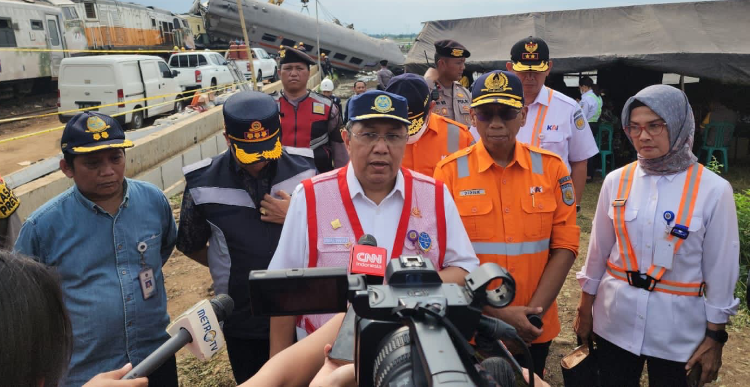 Tim Gabungan Terus Lakukan Evakuasi KA Turangga Dan Commuterline Bandung