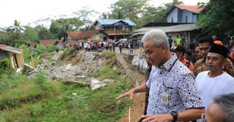 Tinjau Jalur Alternatif Banjarnegara-Kebumen Yang Ambles Ganjar Siapkan ...