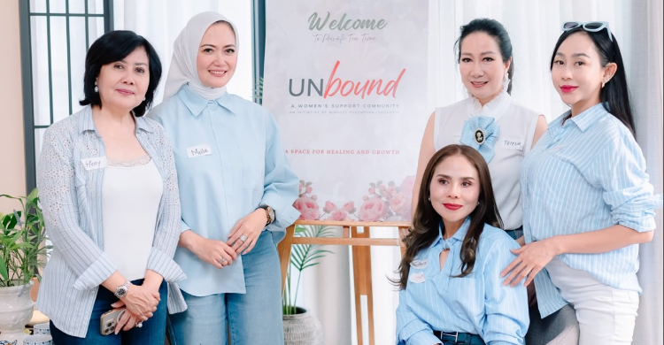 Founder Mindset Perempuan Indonesia Mella Noviani (dua kiri) dalam peluncuran Unbound, group dukungan privat bagi perempuan, di Lumina House, Rancamaya, Bogor.