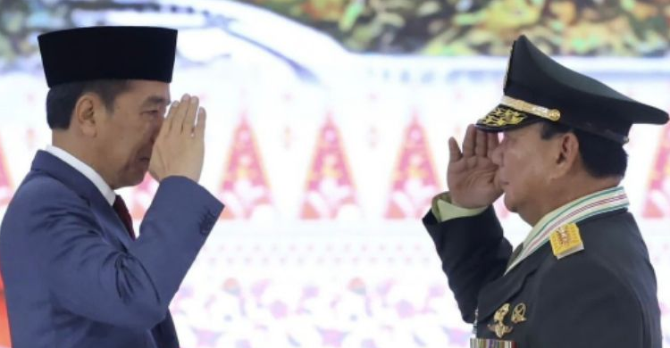 Menhan Prabowo Subianto (kanan) saat menerima penganugerahan jenderal bintang 4 dari Presiden Jokowi di Mabes TNI, Jakarta, Rabu (28/2/2024). (Foto: Instagram @prabowo_subianto)