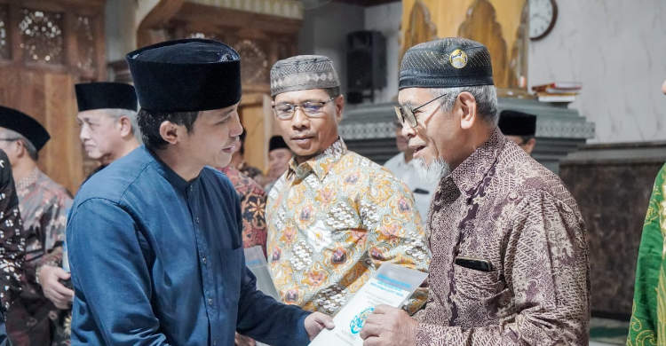 Wamen Raja Juli Serahkan Tanah Wakaf NU Dan Muhammadiyah Di Lamongan