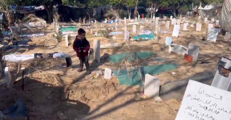 Salah satu lokasi kuburan warga Palestina yang tewas akibat serangan Israel di Gaza. (Foto: X/LaperMata7).