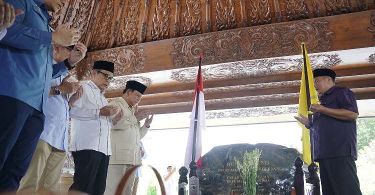 Ziarah Ke Makam Bung Karno, Prabowo Disambut Antusias Para Peziarah