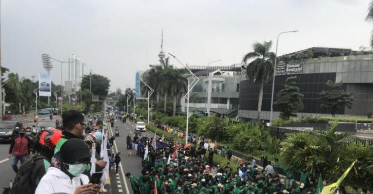 Demo Senayan Ricuh Mahasiswa Lempari Gedung DPR, Polisi Balas Tembakan ...