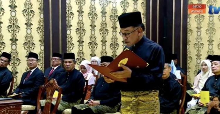 Dilantik Jadi PM Malaysia, Anwar Didampingi Istri Dan 6 Anak, Nurul ...