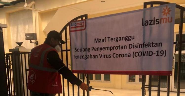 OVO Gandeng Alfamart Lakukan Penyemprotan Disinfektan di Masjid