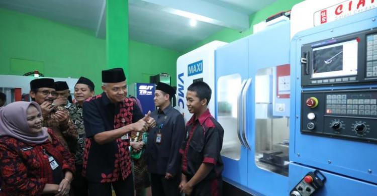 Ganjar Tingkatkan Indeks Pembangunan Manusia Melalui Program SMKN Jateng