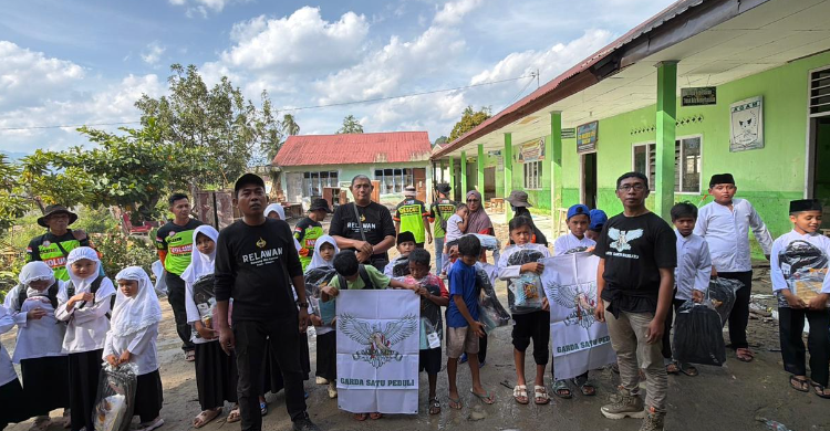 https://rm.id/images/berita/750x390/garda-satu-peduli-salurkan-paket-alat-sekolah-di-pelosok-agam_298321.jpg