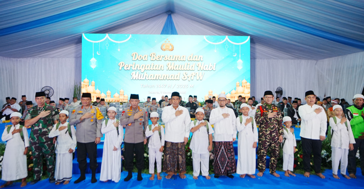 Ikuti Perayaan Maulid Nabi, Kapolri Mengajak Rakyat Untuk Memelihara Persatuan.