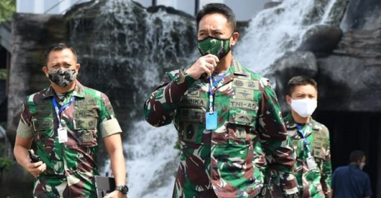 Kapolri Diserahkan Ke Jenderal Muda Panglima TNI Baru ...