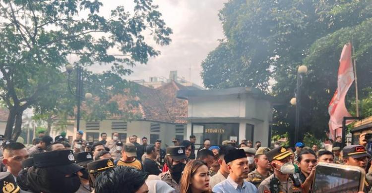 Karina Soerbakti Bertemu Mahasiswa dalam Aksi Demonstrasi