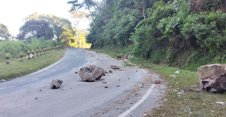 Kementerian PU Kerahkan Alat Berat Bersihkan Longsoran Pasca Gempa NTT