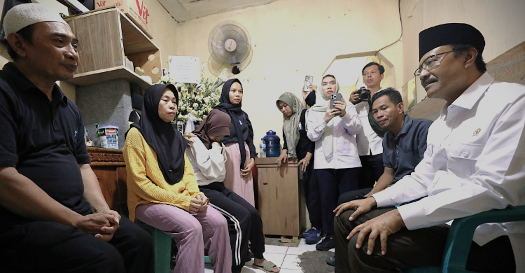 Kunjungi Keluarga Affan, Mensos Berikan Santunan Kematian Kunjungi Keluarga Affan, Mensos Berikan Santunan Kematian