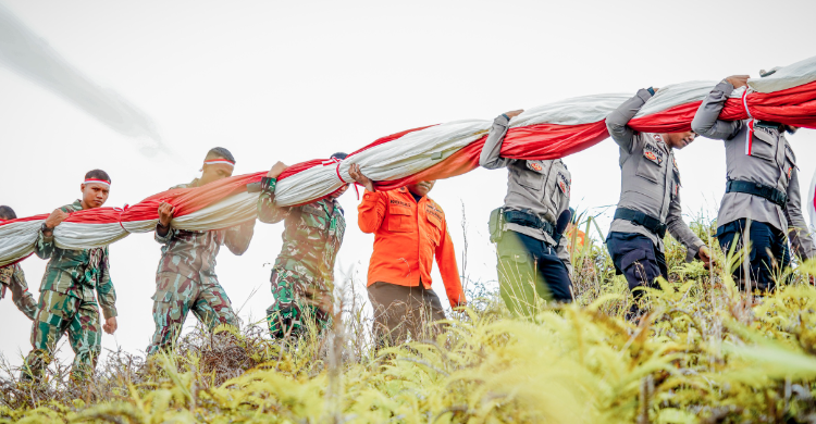 Merah Putih Terbesar Berkibar Di Gunung Cycloop TNI Kirim Pesan Persatuan