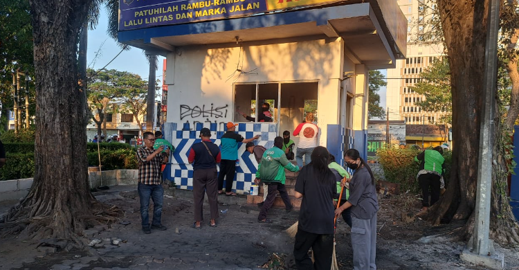 Ojol dan Masyarakat Bersihkan Kantor Polisi yang Terbakar di Surabaya Ojol dan Masyarakat Bersihkan Kantor Polisi yang Terbakar di Surabaya