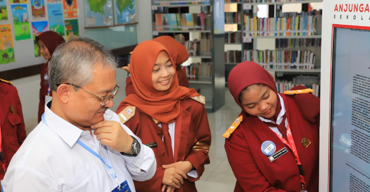 https://rm.id/images/berita/750x390/perpusnas-perkuat-sekolah-rakyat-salurkan-ribuan-buku-dan-anjungan-baca-digital_296962.jpg