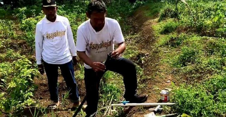 Relawan Pendukung Ganjar Bangun MCK Untuk Penyintas Gempa Cianjur