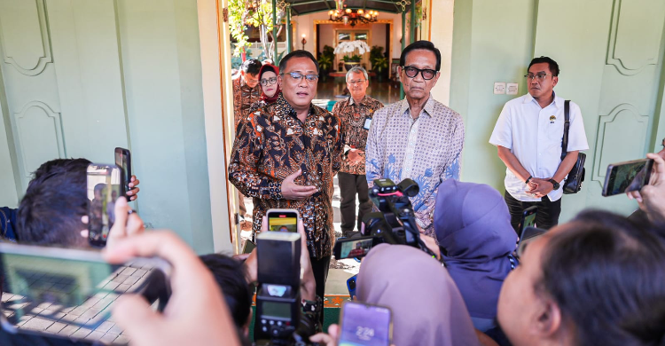 Silaturahmi dengan Sri Sultan HB X Menteri Jumhur Kita Harus Mengayomi Lingkungan