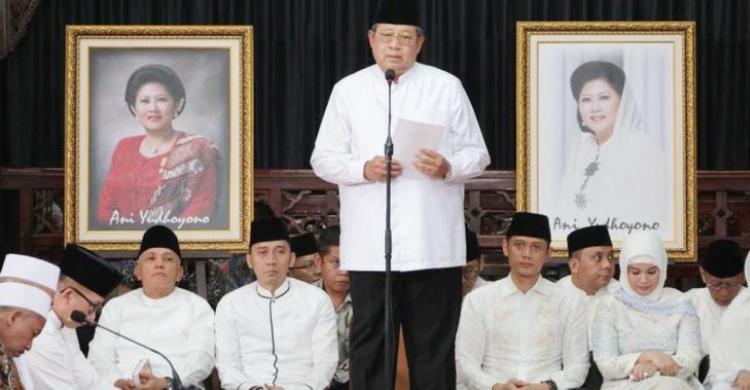 Tahlilan 40 Hari Ibu Ani SBY Tegar Tapi Masih Terluka Hal.2 Tahlilan 40 Hari Ibu Ani SBY Tegar Tapi Masih Terluka Hal.2
