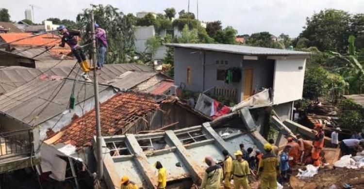 Tanggul Kali Krukut Jebol Sebabkan Air Bah Hantam Tembok MTSN 19 ...