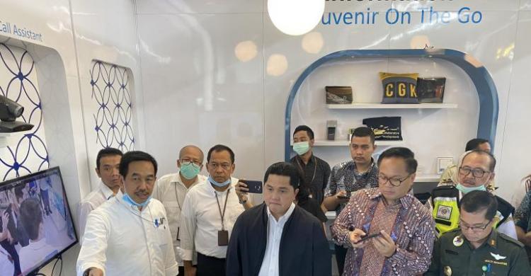 Tanpa Masker, Erick Thohir Tinjau Terminal 3 Soetta