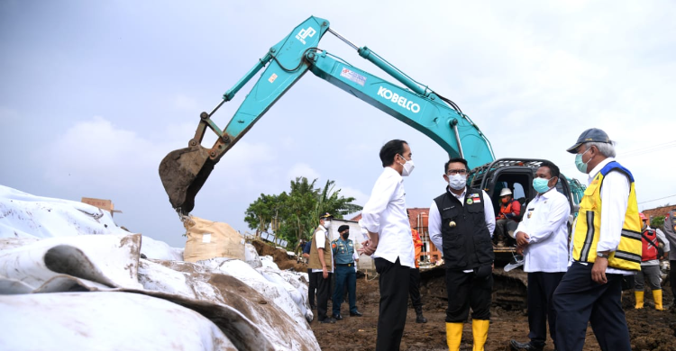 Tinjau Tanggul Jebol Citarum, Presiden: Dua Hari Harus Selesai!